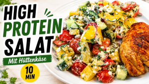 High Protein Hüttenkäse-Salat mit Gurke, Cherrytomaten, Paprika und Hüttenkäse