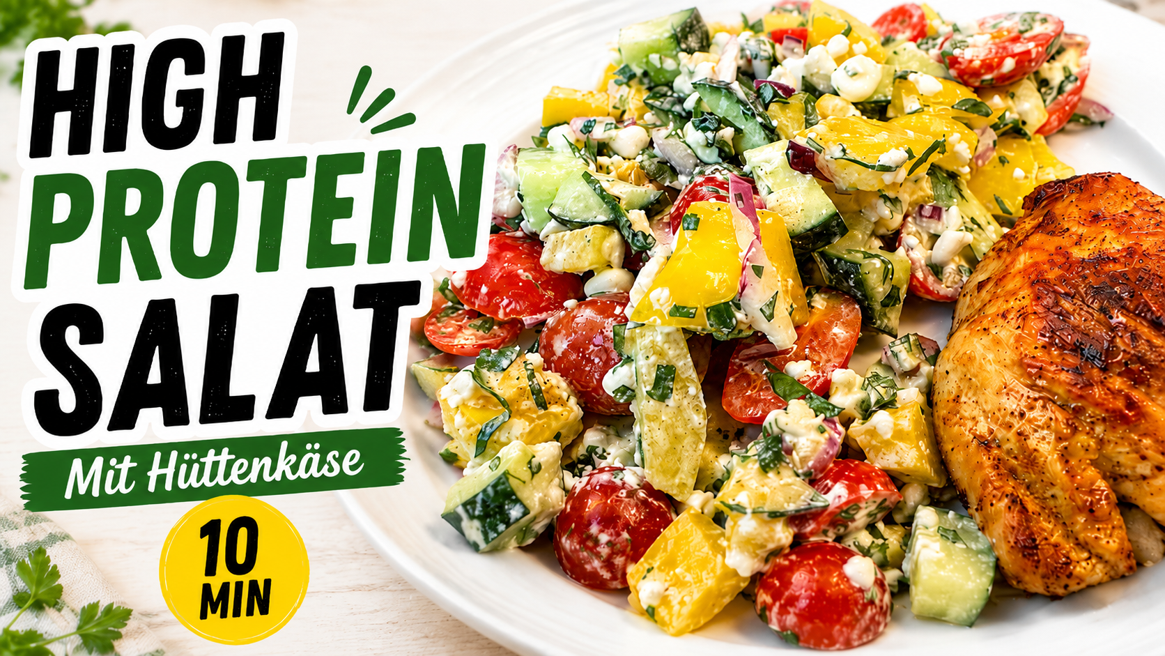 High Protein Hüttenkäse-Salat mit Gurke, Cherrytomaten, Paprika und Hüttenkäse